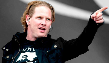 Corey Taylor performing without mask.